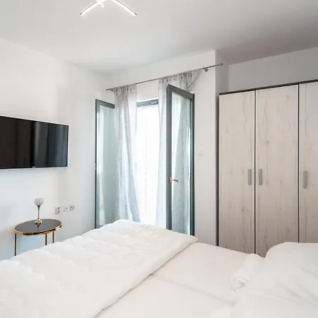 Guest house Summer , 4 Rooms, Sea View With Jacuzzi Podstrana