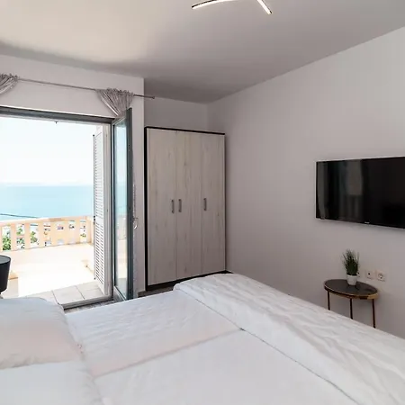 Guest house Summer , 4 Rooms, Sea View With Jacuzzi Podstrana