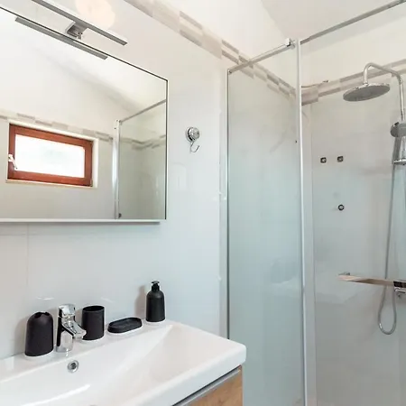 Summer , 4 Rooms, Sea View With Jacuzzi Guest house Podstrana