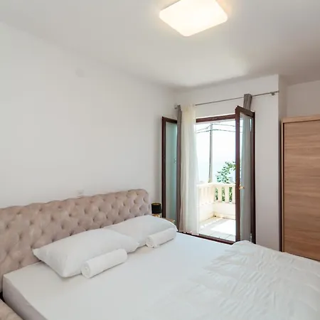 Summer , 4 Rooms, Sea View With Jacuzzi