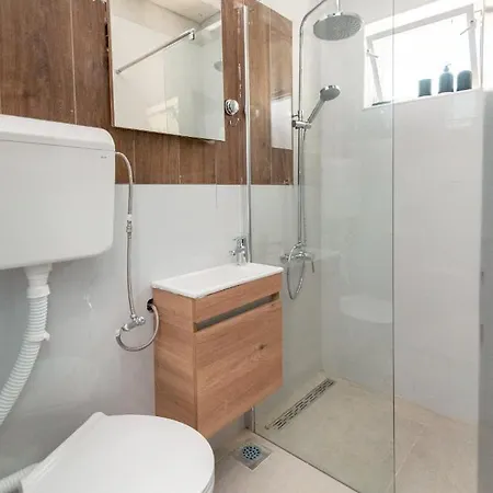 Summer , 4 Rooms, Sea View With Jacuzzi Guest house